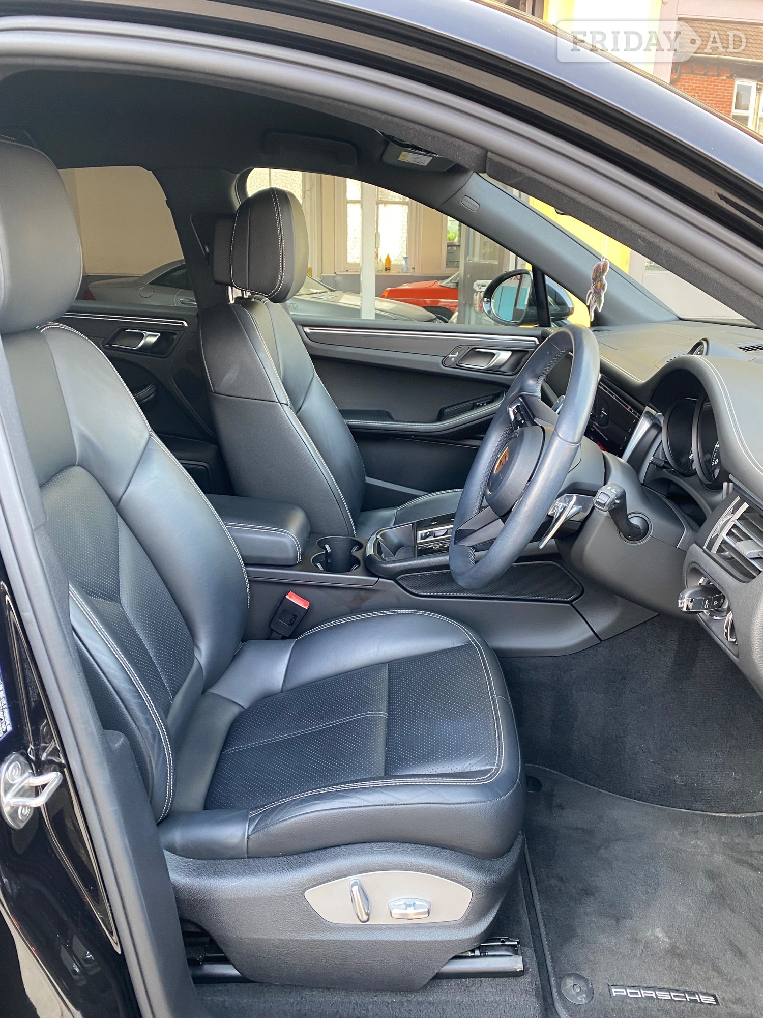 Porsche Macan 2022 - Cars
