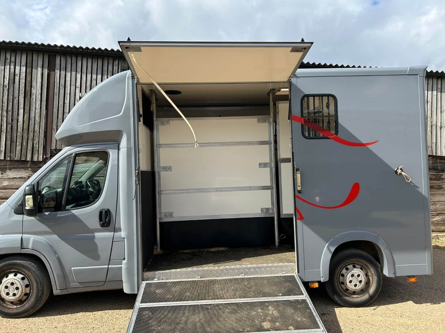 Bennington Horseboxes  Fiat Horsebox - Trailers & Horseboxes