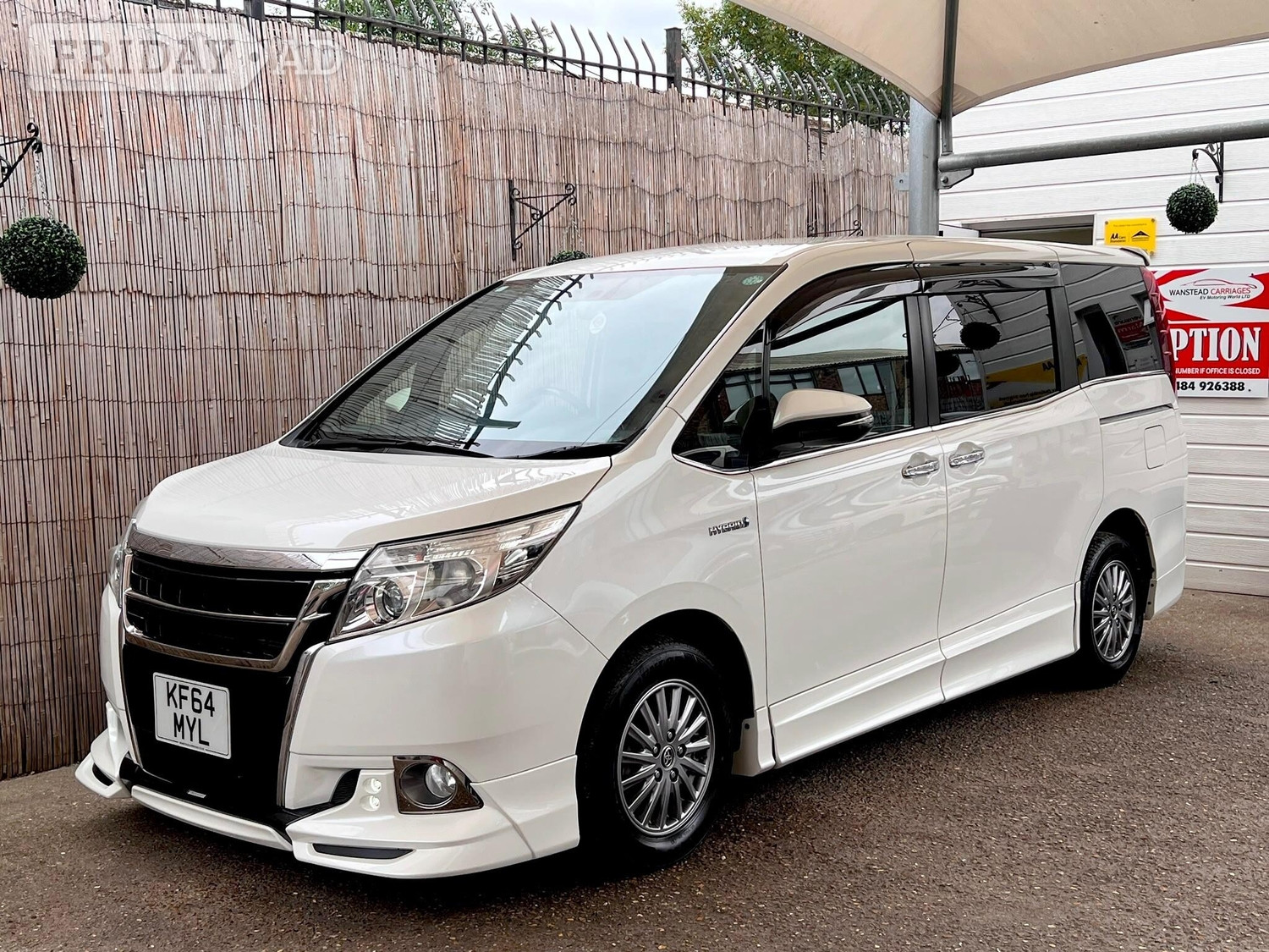 Toyota Esquire 2015 in Chingford