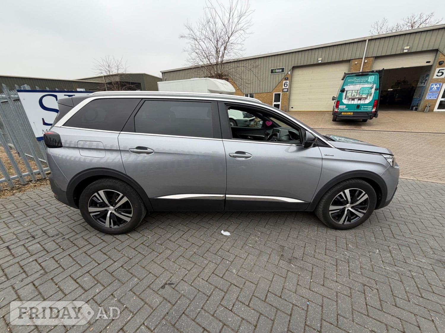[ berth ]Peugeot 5008