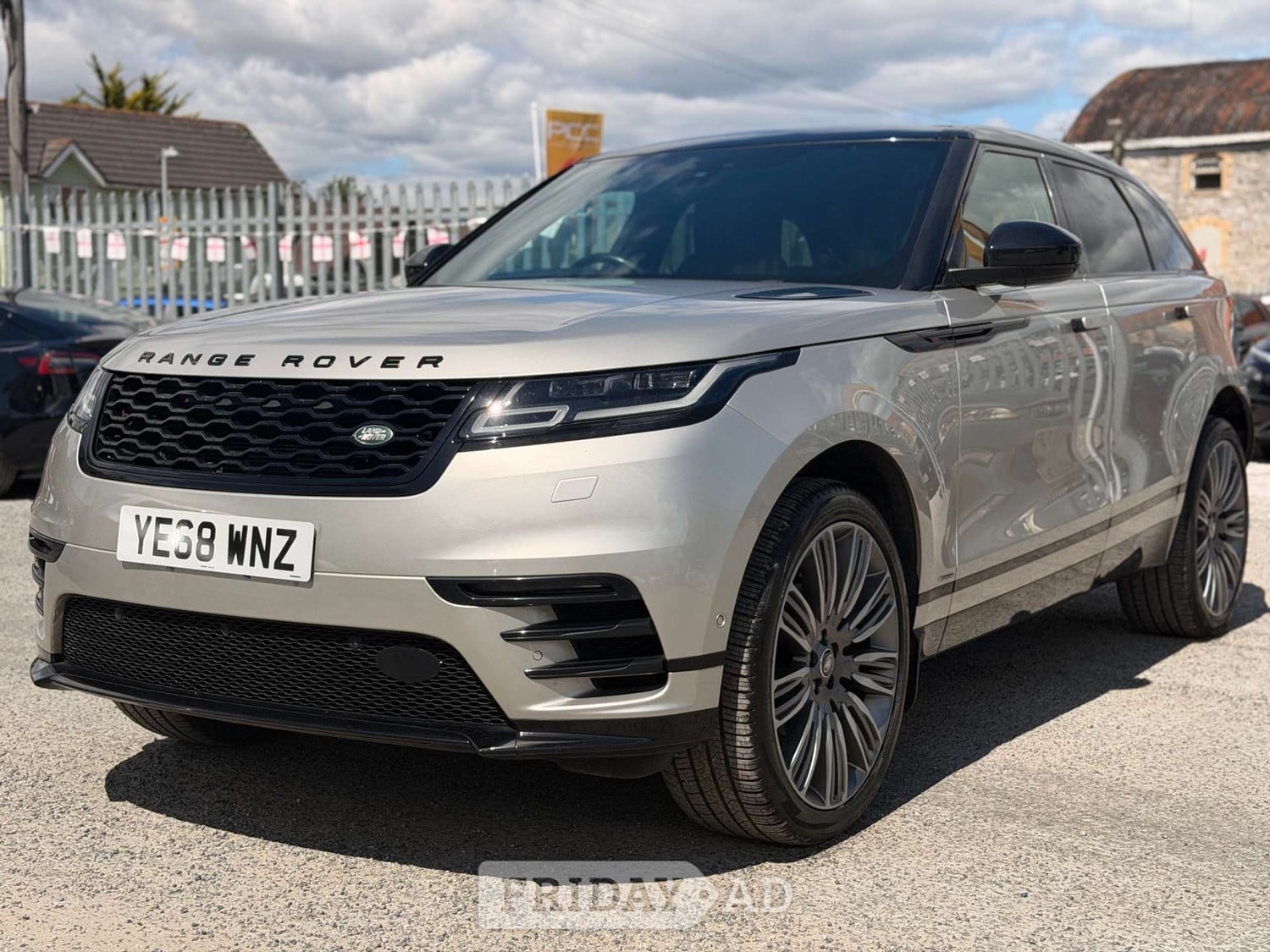 [ berth ]Land Rover Range Rover Velar
