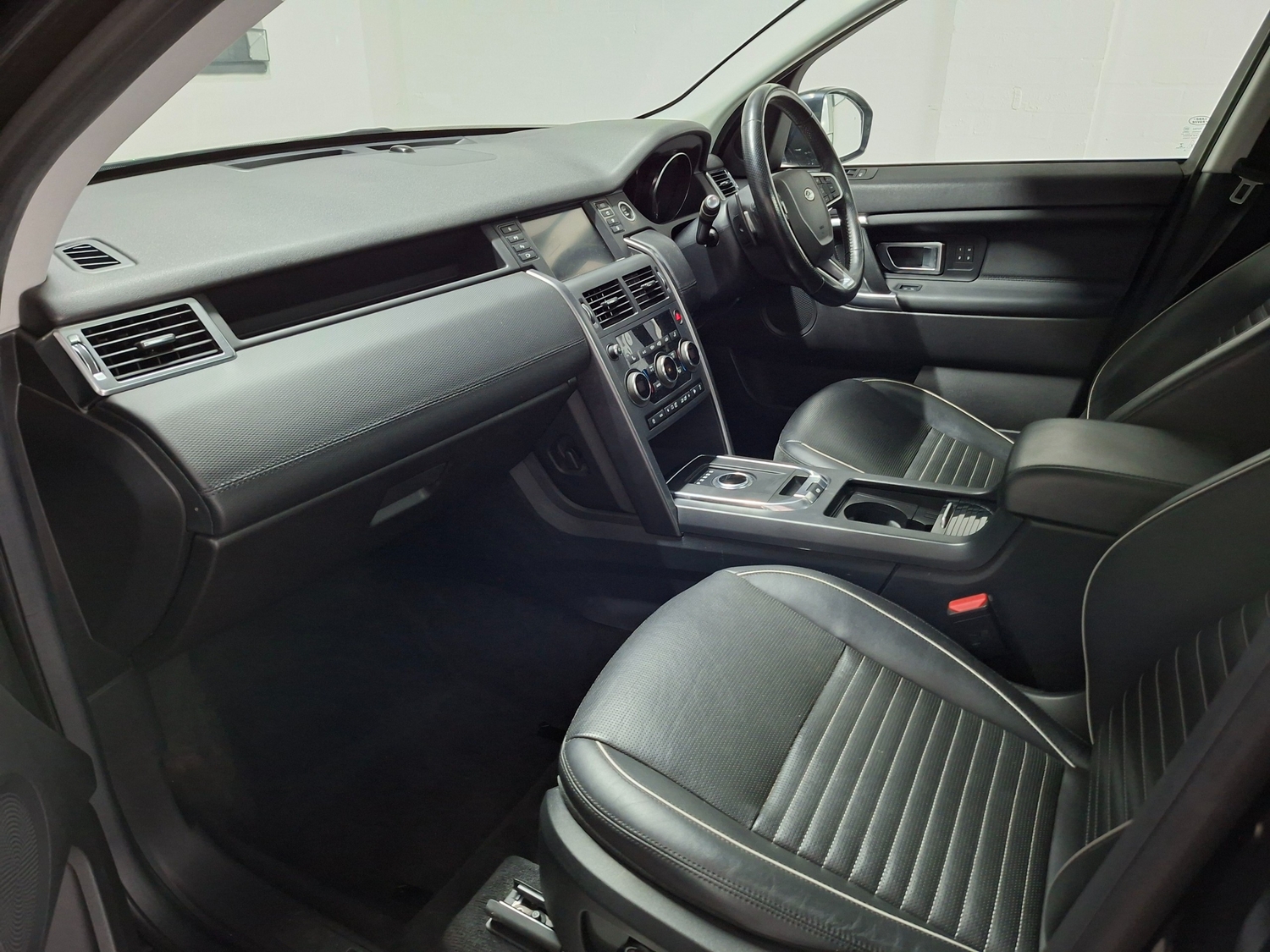 [ berth ]Land Rover Discovery Sport