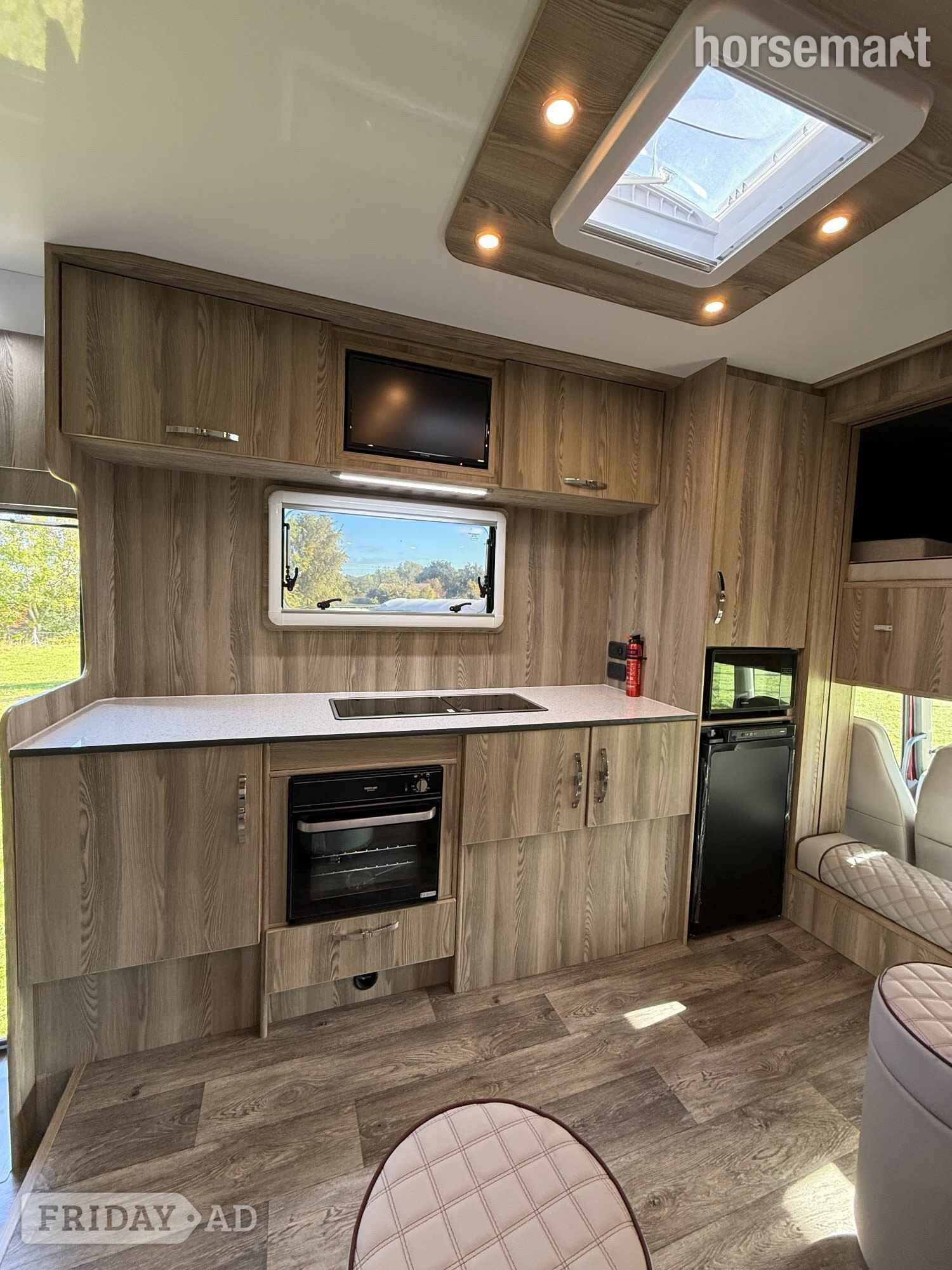 I.C.E Vogue DAF Horsebox - Trailers & Horseboxes