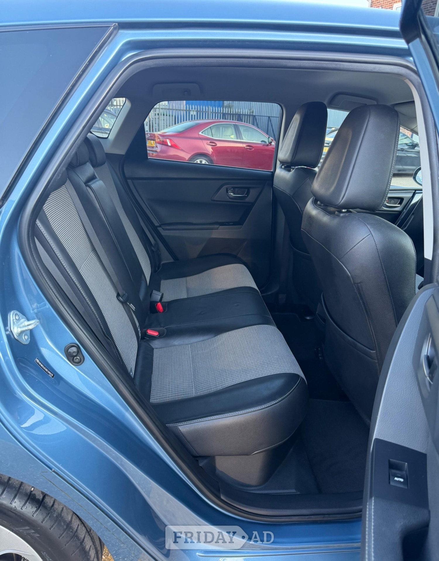 Toyota Auris 2015 - Cars in Havering