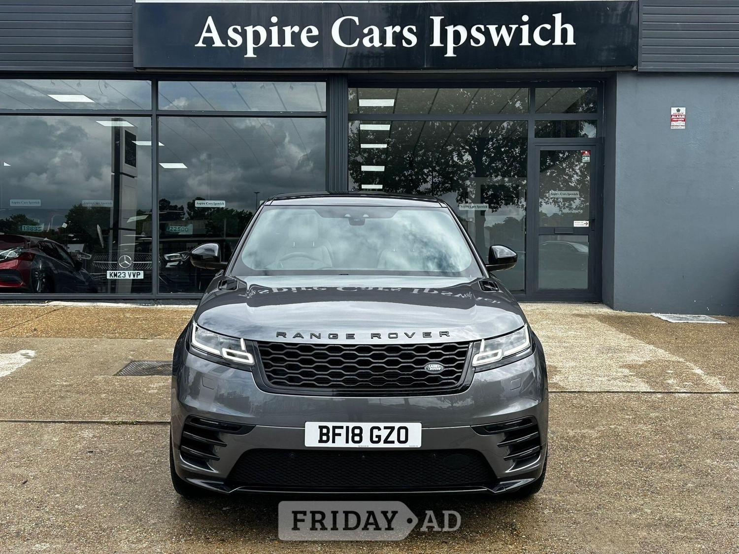 [ berth ]Land Rover Range Rover Velar