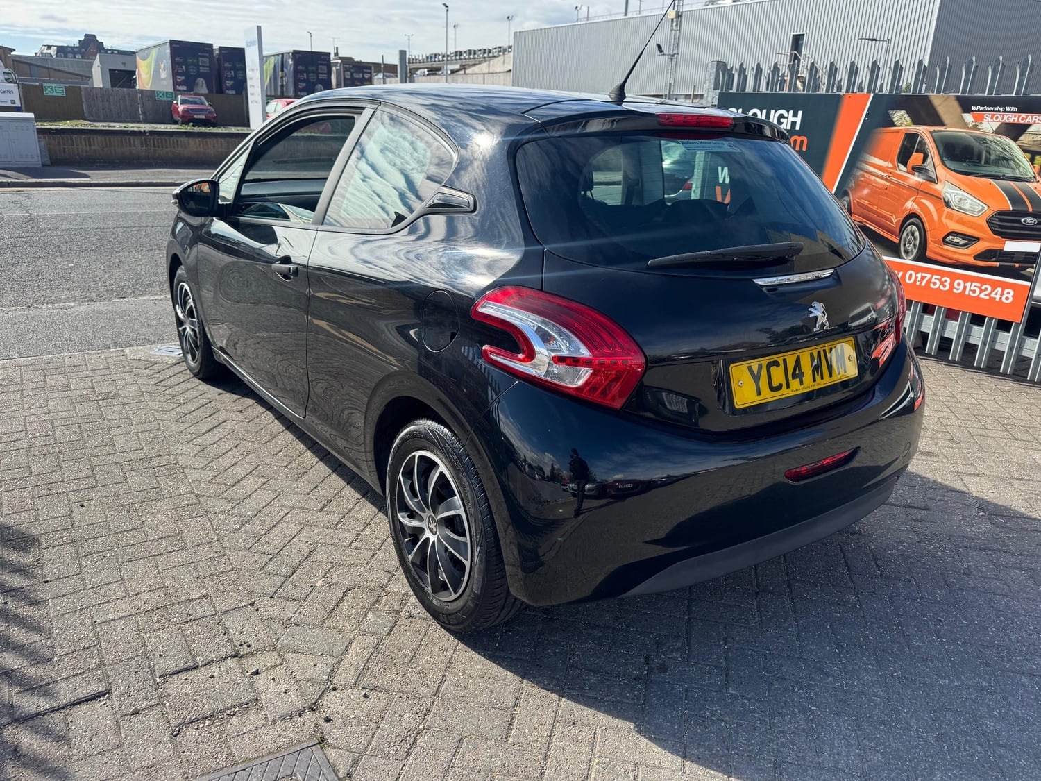[ berth ]Peugeot 208