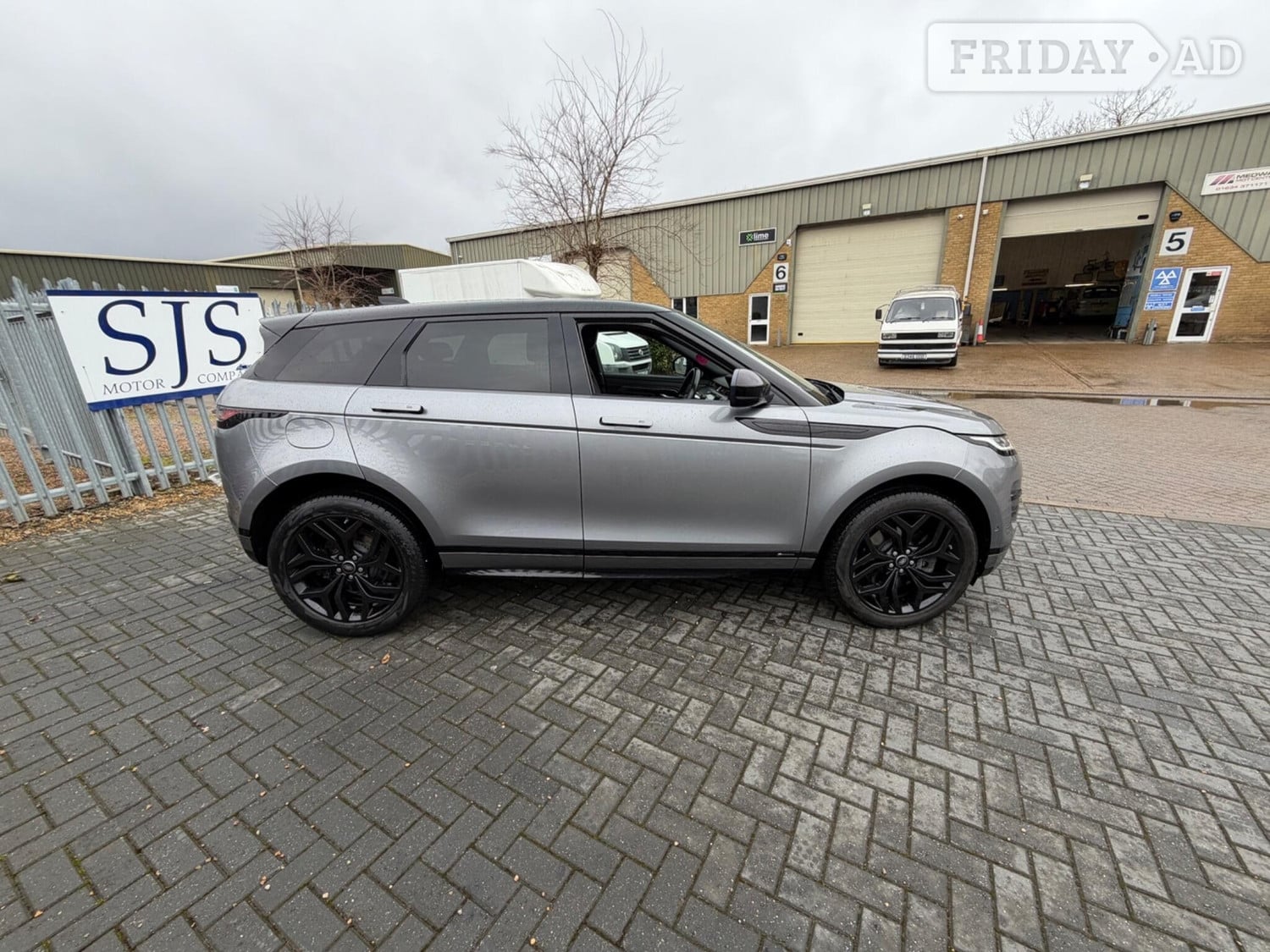 [ berth ]Land Rover Range Rover Evoque