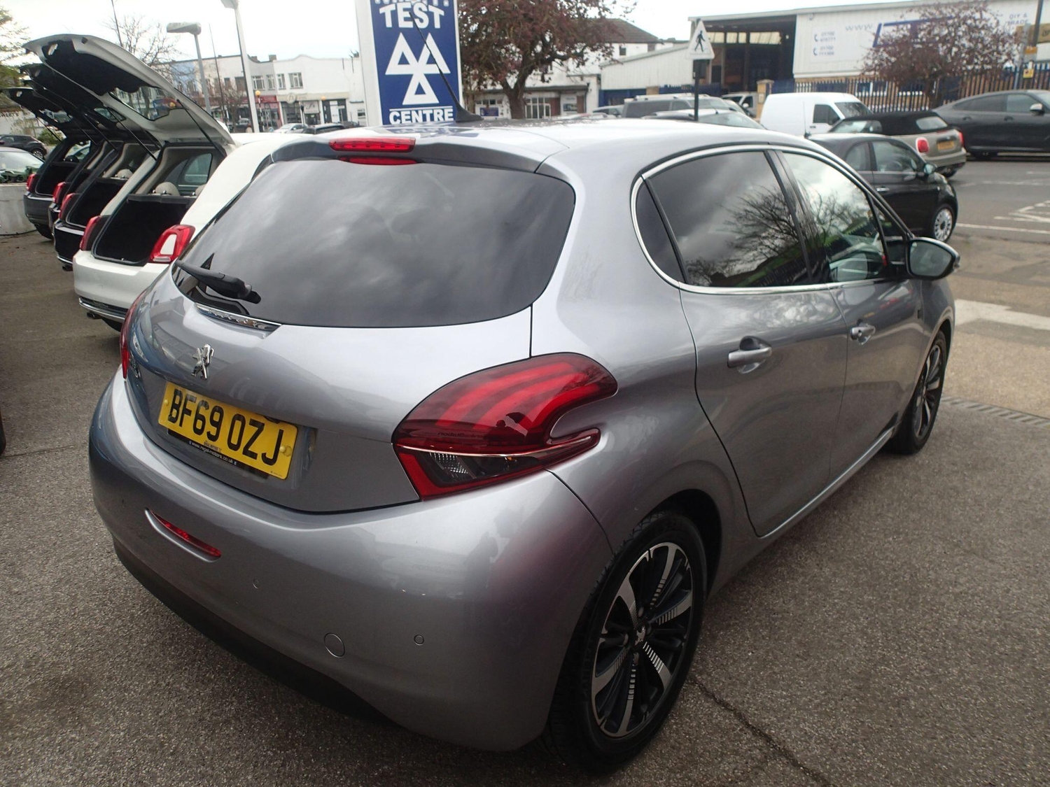 [ berth ]Peugeot 208
