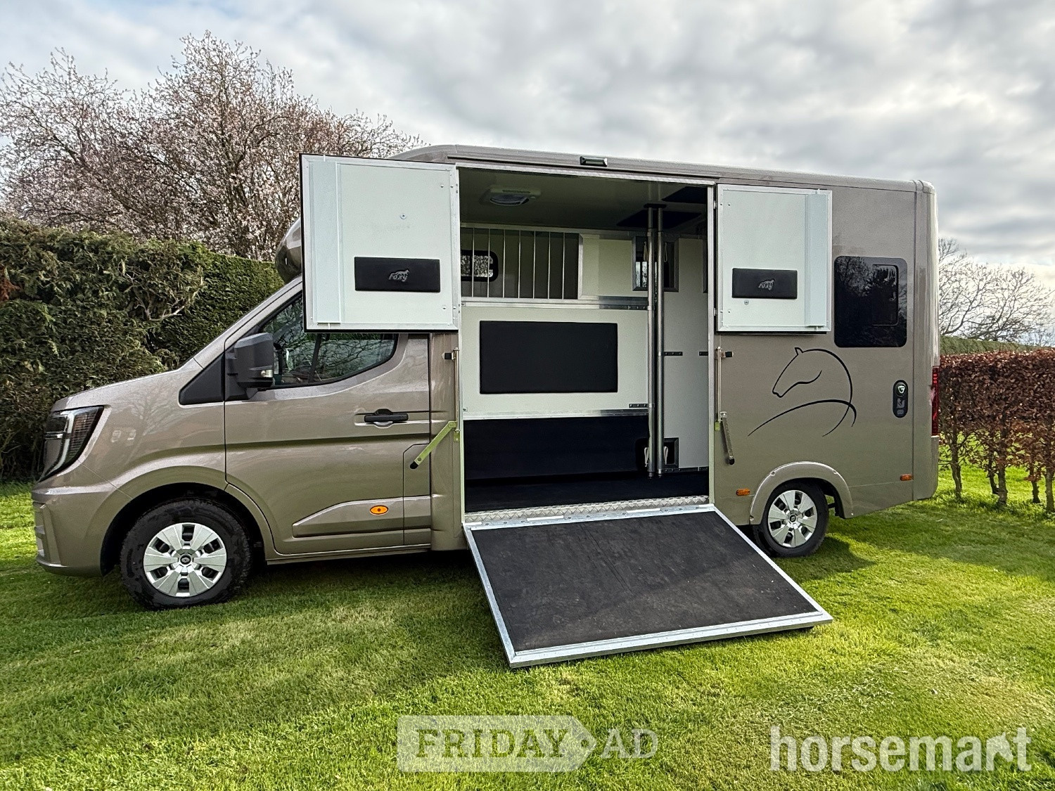 Foxy Stallion Pro Renault Horsebox - Trailers & Horseboxes