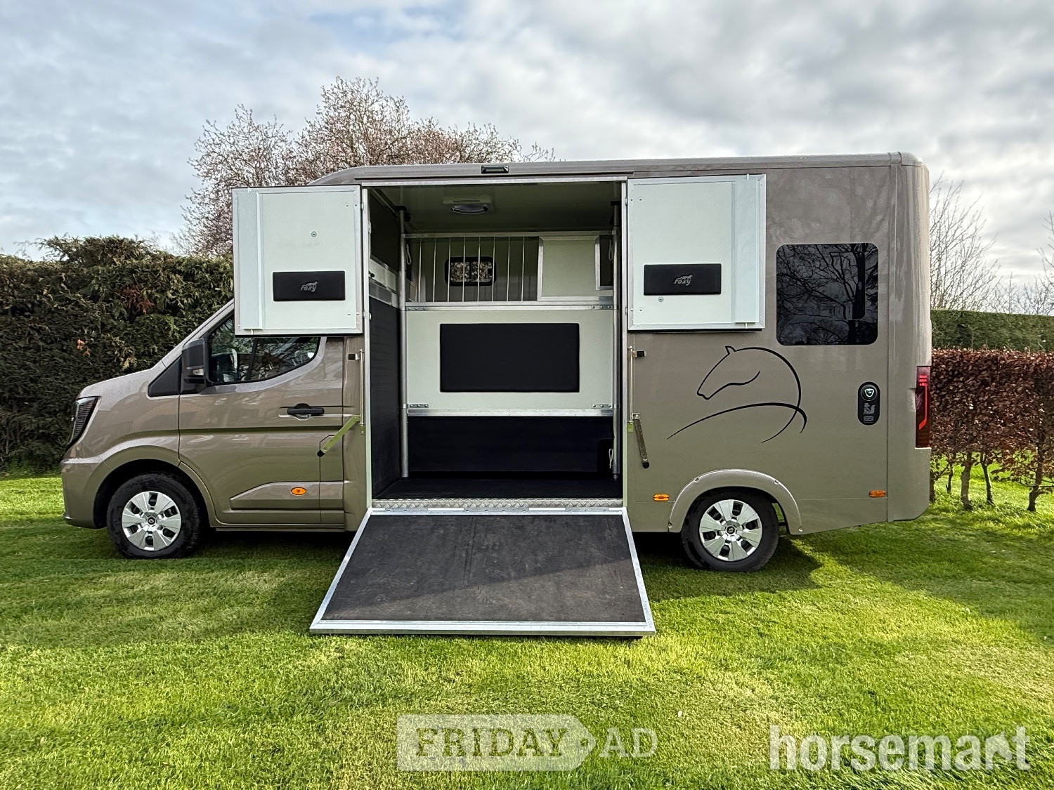 Foxy Stallion Pro Renault Horsebox - Trailers & Horseboxes in Tadcaster