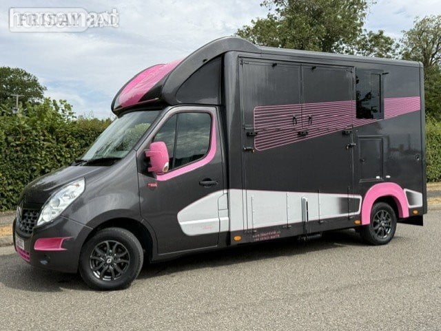 Bloomfields Legacy SLS Model Renault Master Horsebox in Banbury