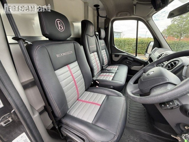 Bloomfields Legacy SLS Model Renault Master Horsebox - Trailers & Horseboxes