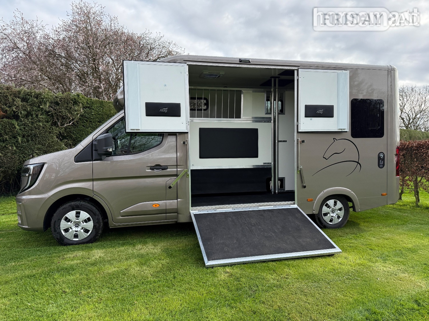 Foxy Stallion Pro Renault Horsebox - Trailers & Horseboxes