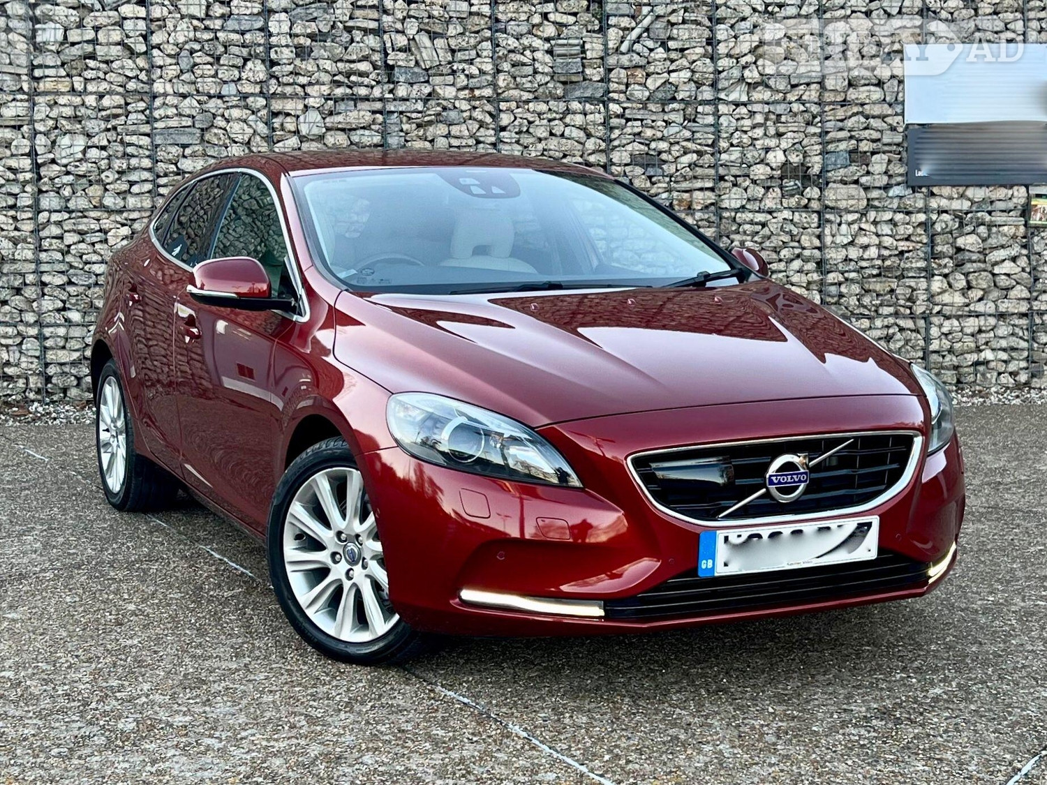Volvo V40 2012 in Guildford