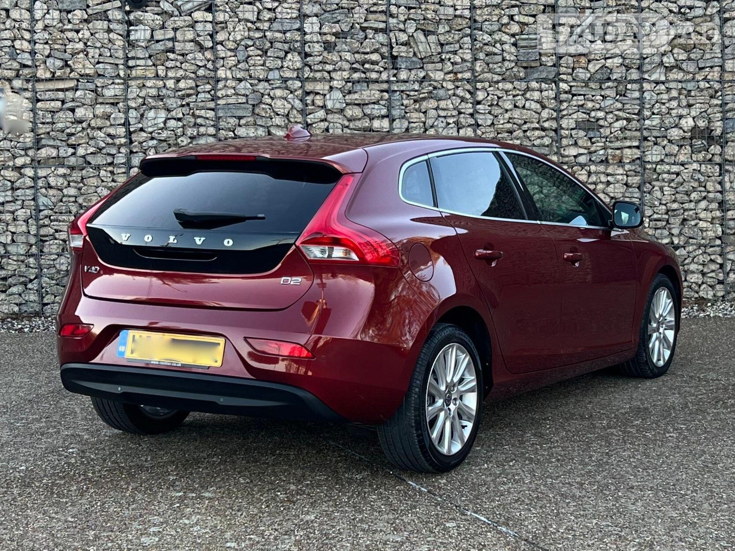 Volvo V40 2012 - Cars in Guildford