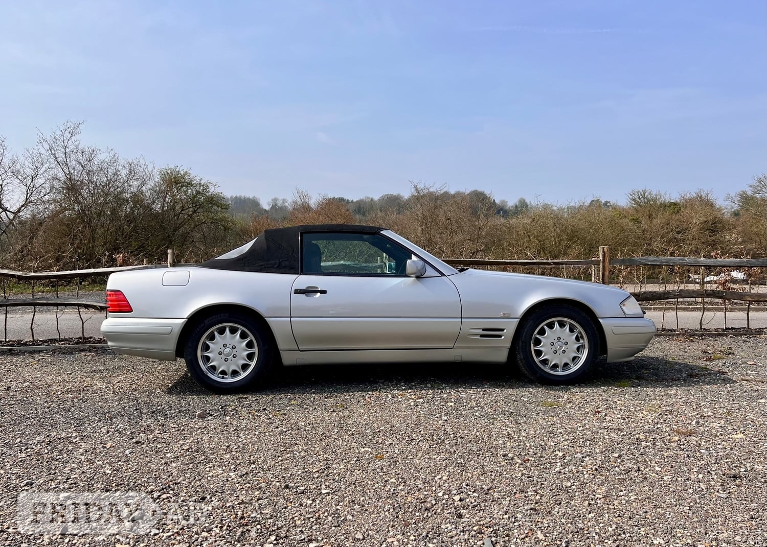 Mercedes-Benz SL 1996 in Reigate