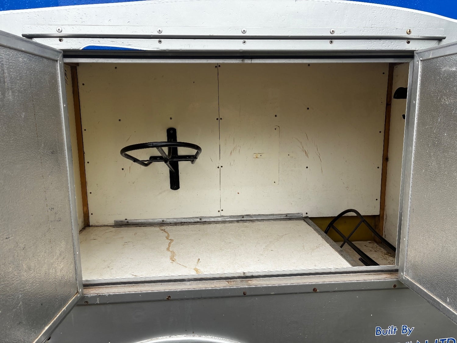 Equestrivan  Vauxhall Horsebox - Trailers & Horseboxes