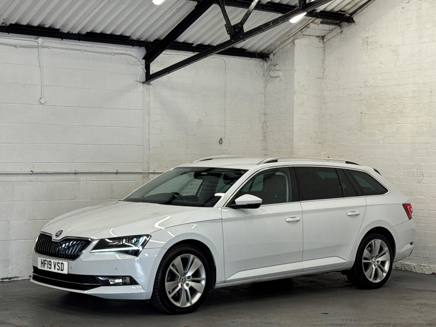 Skoda Superb 2019 - Cars