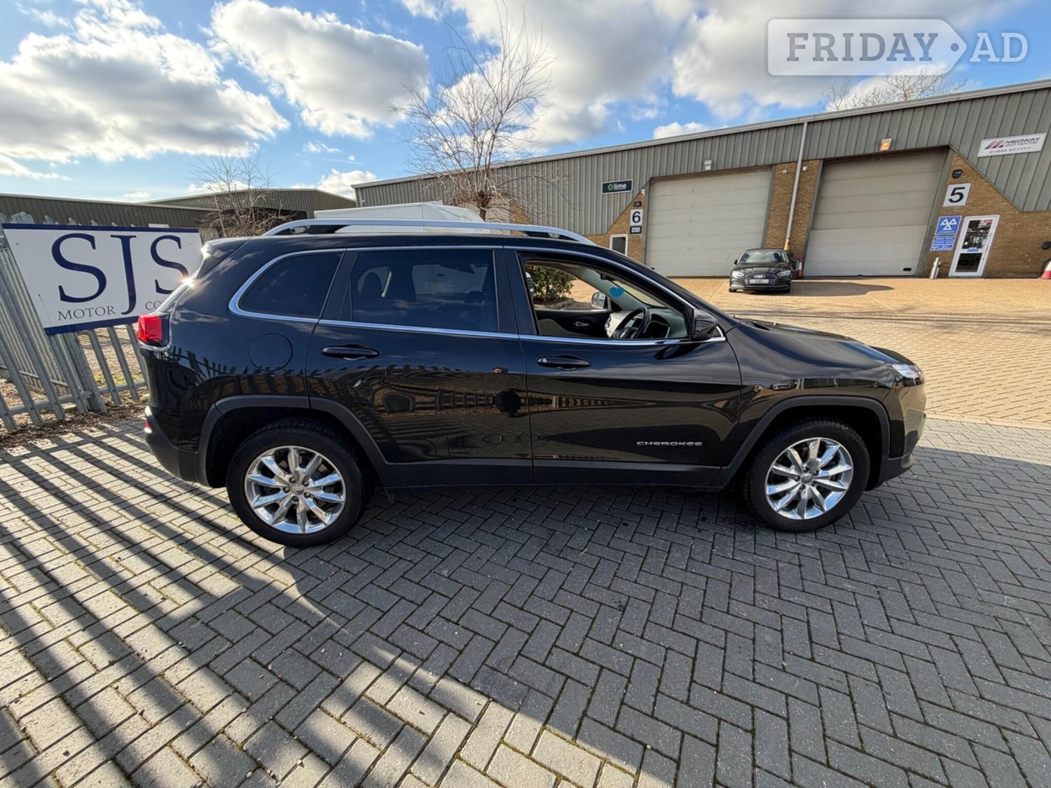 [ berth ]Jeep Cherokee