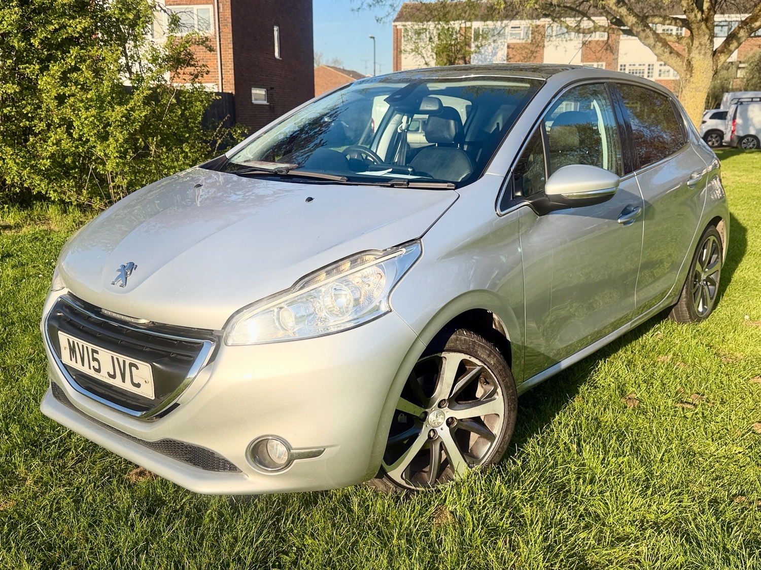 Peugeot 208 2015 - Cars in Slough