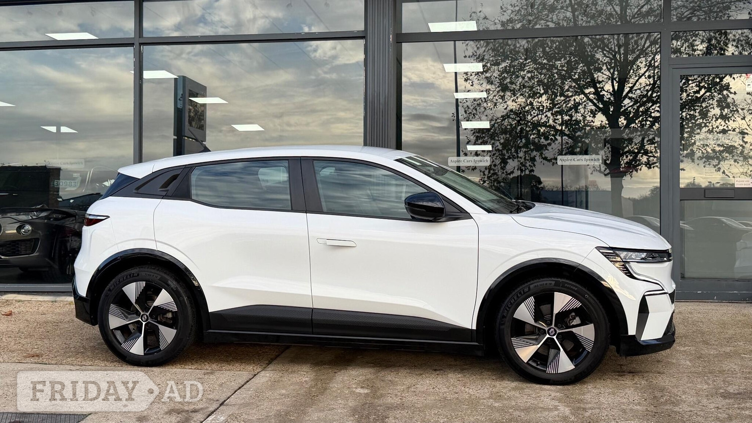 Renault Megane E-Tech 2022 - Cars