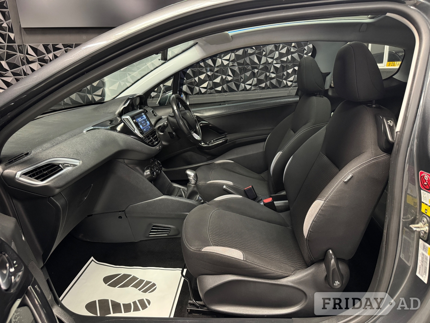 [ berth ]Peugeot 208