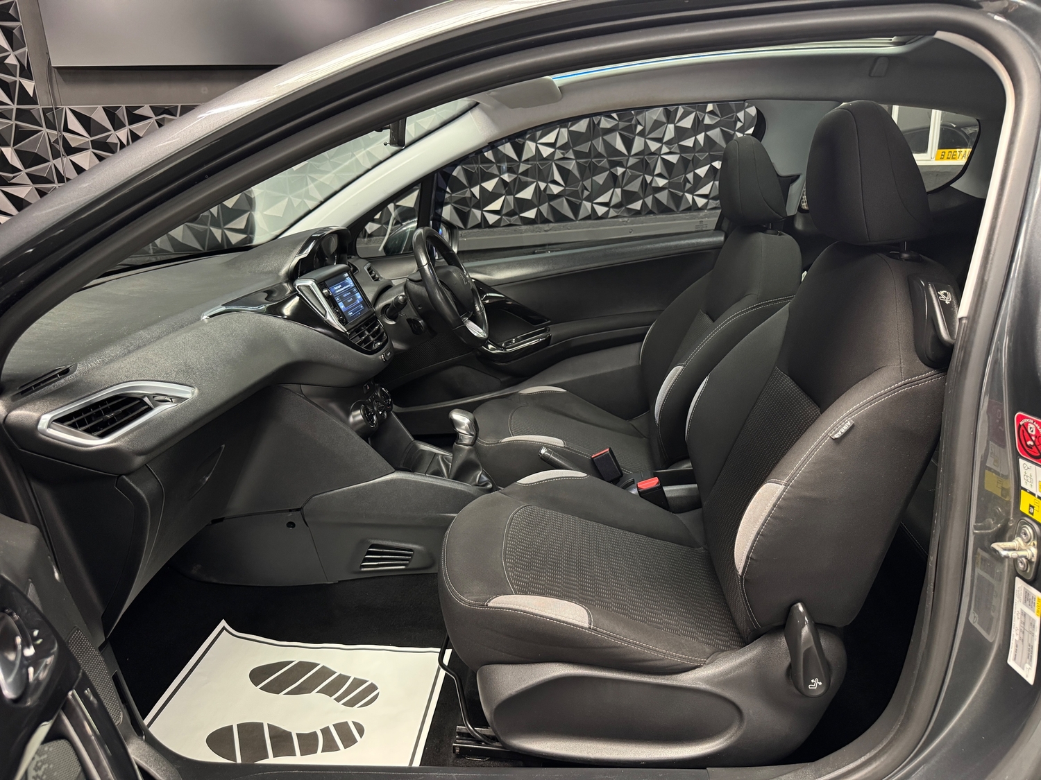 [ berth ]Peugeot 208