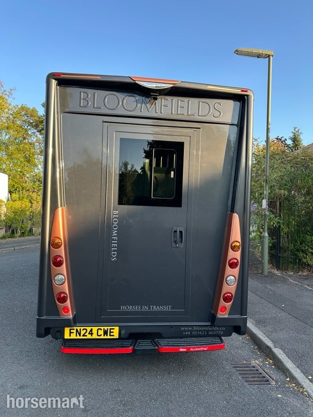Bloomfields Professional Renault Trucks Horsebox - Trailers & Horseboxes in Lightwater