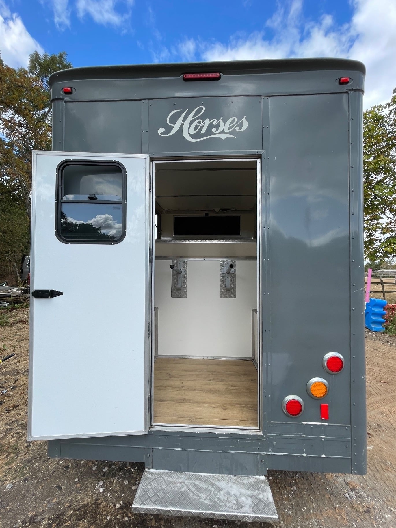 EdQuine EdQuine Renault Horsebox - Trailers & Horseboxes