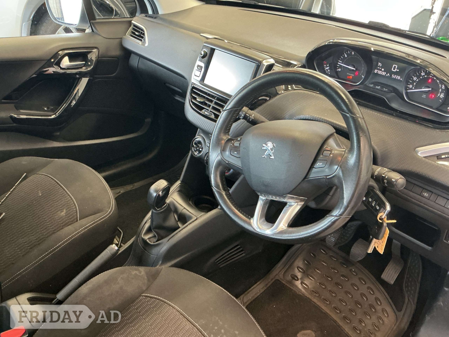 [ berth ]Peugeot 208