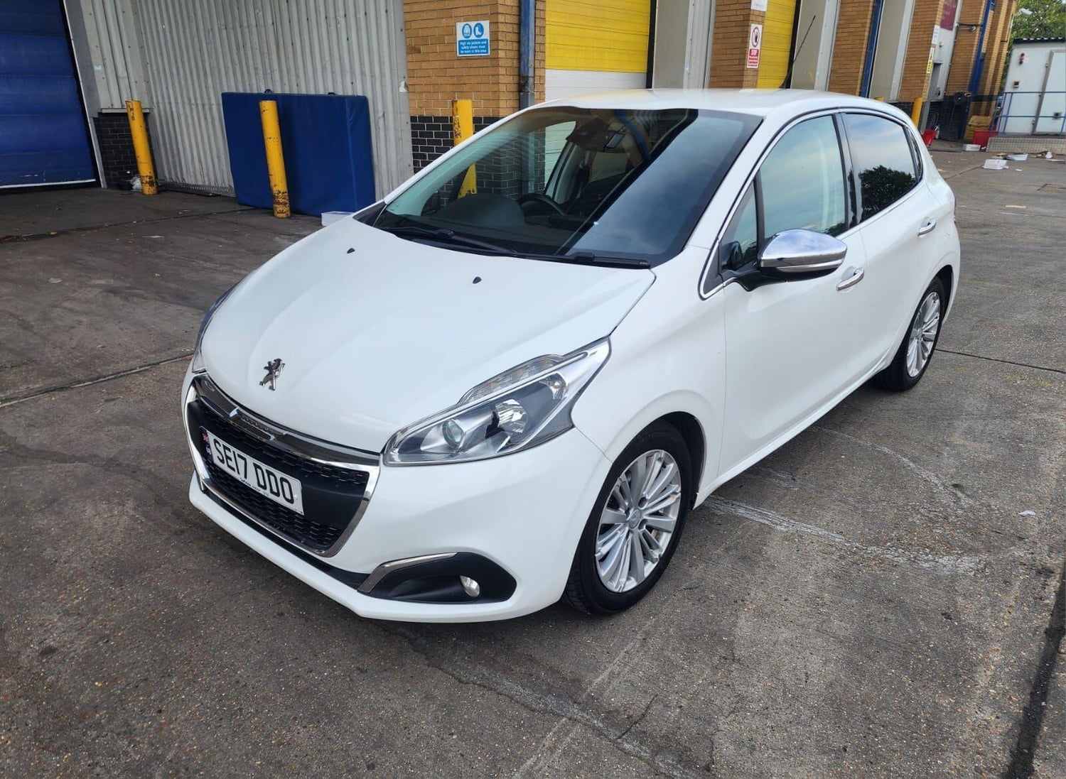 [ berth ]Peugeot 208