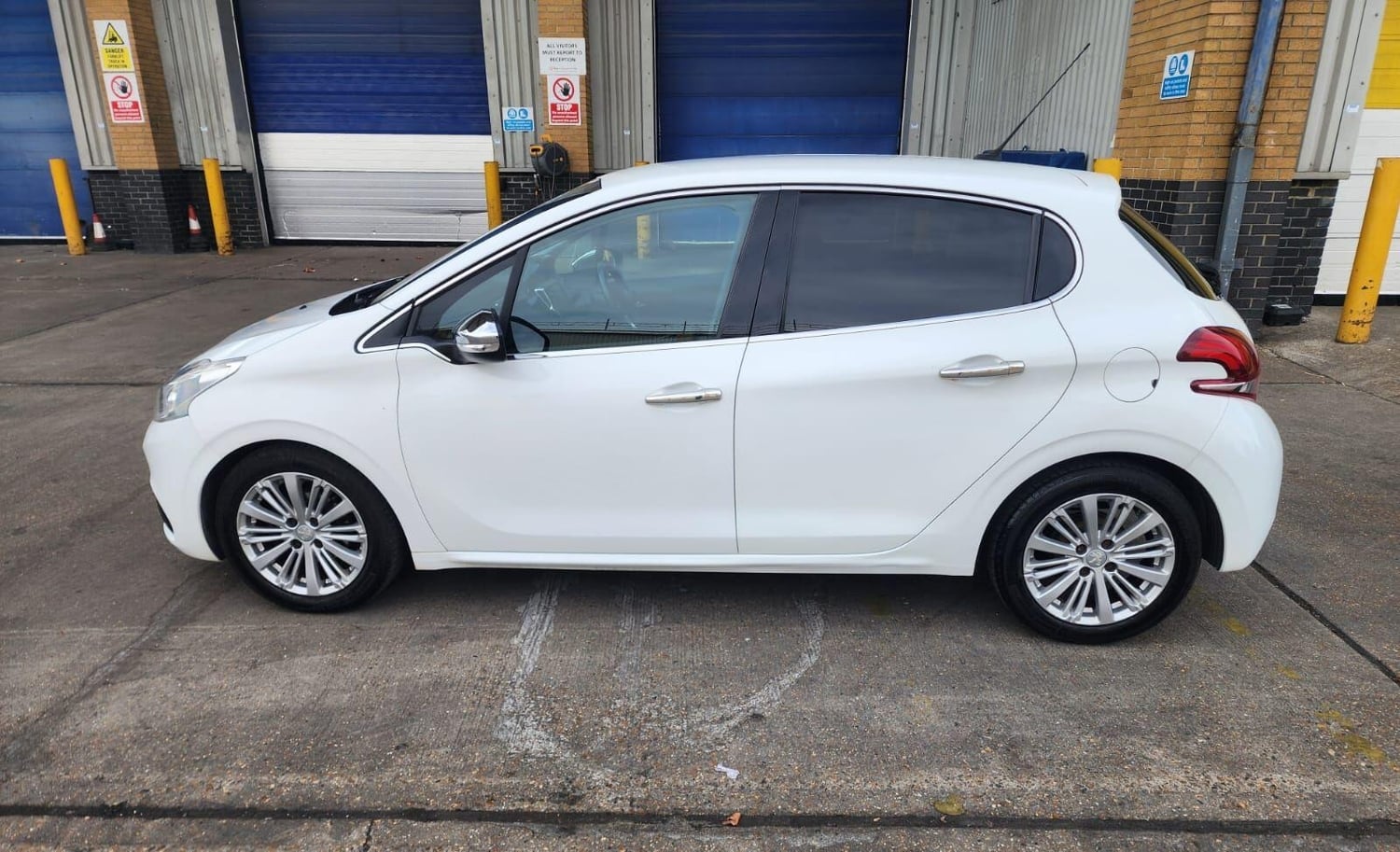 Peugeot 208 2017 - Cars