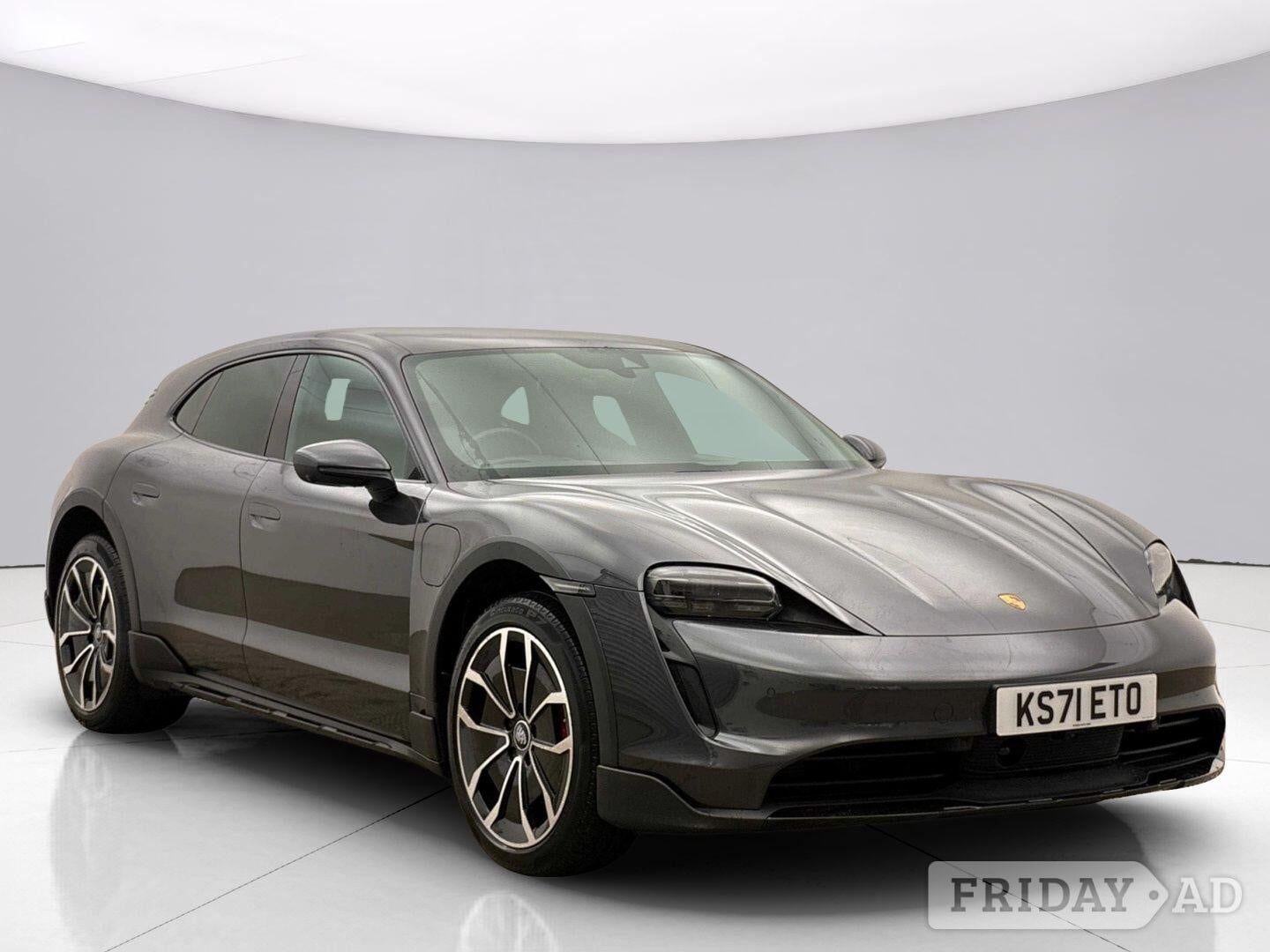 Porsche Taycan 2022 in Ely