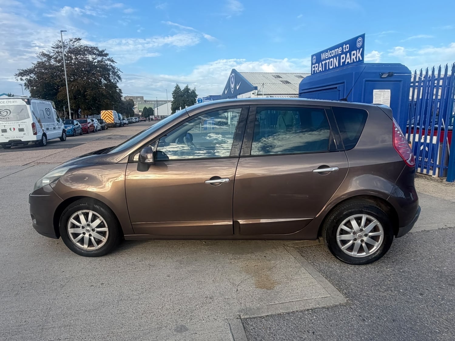 Renault Scenic 2010 - Cars