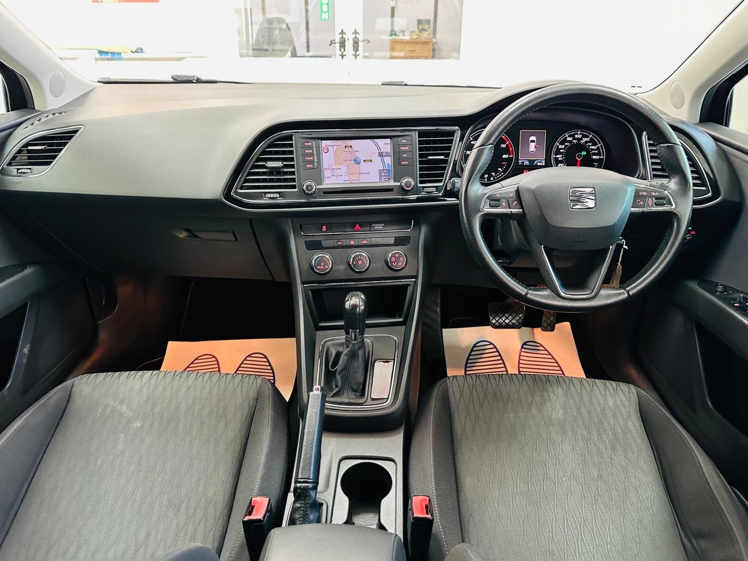 [ berth ]SEAT Leon