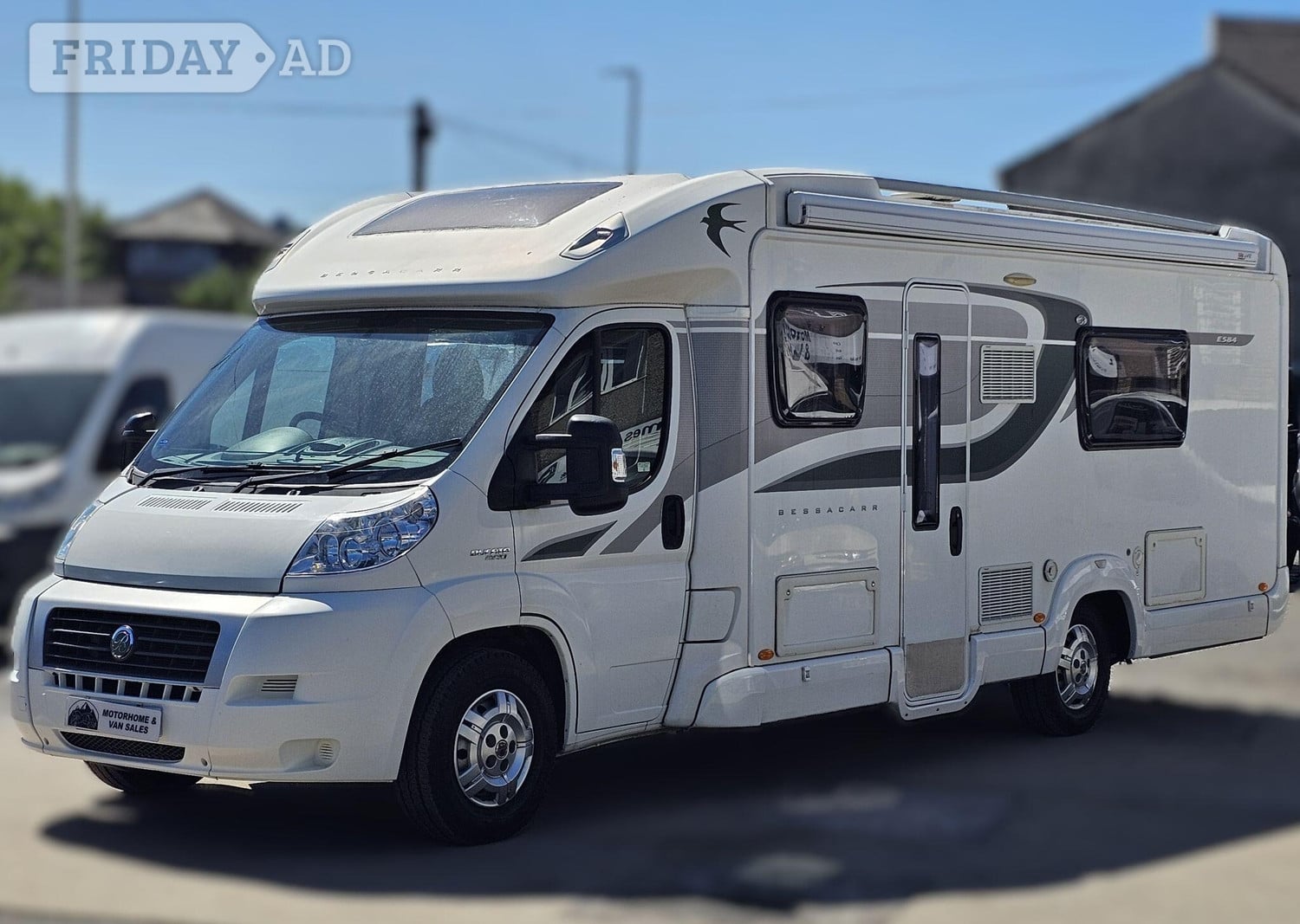 [4 berth ]Bessacarr E584 Low Profile Coachbuilt 4 Berth Luxury Motorhome - Huge Bathroom