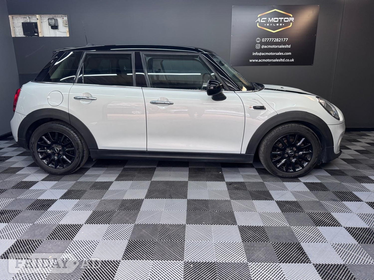 Mini Hatch 2014 - Cars in Chertsey