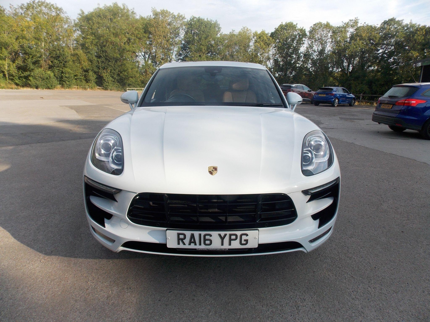 [ berth ]Porsche Macan