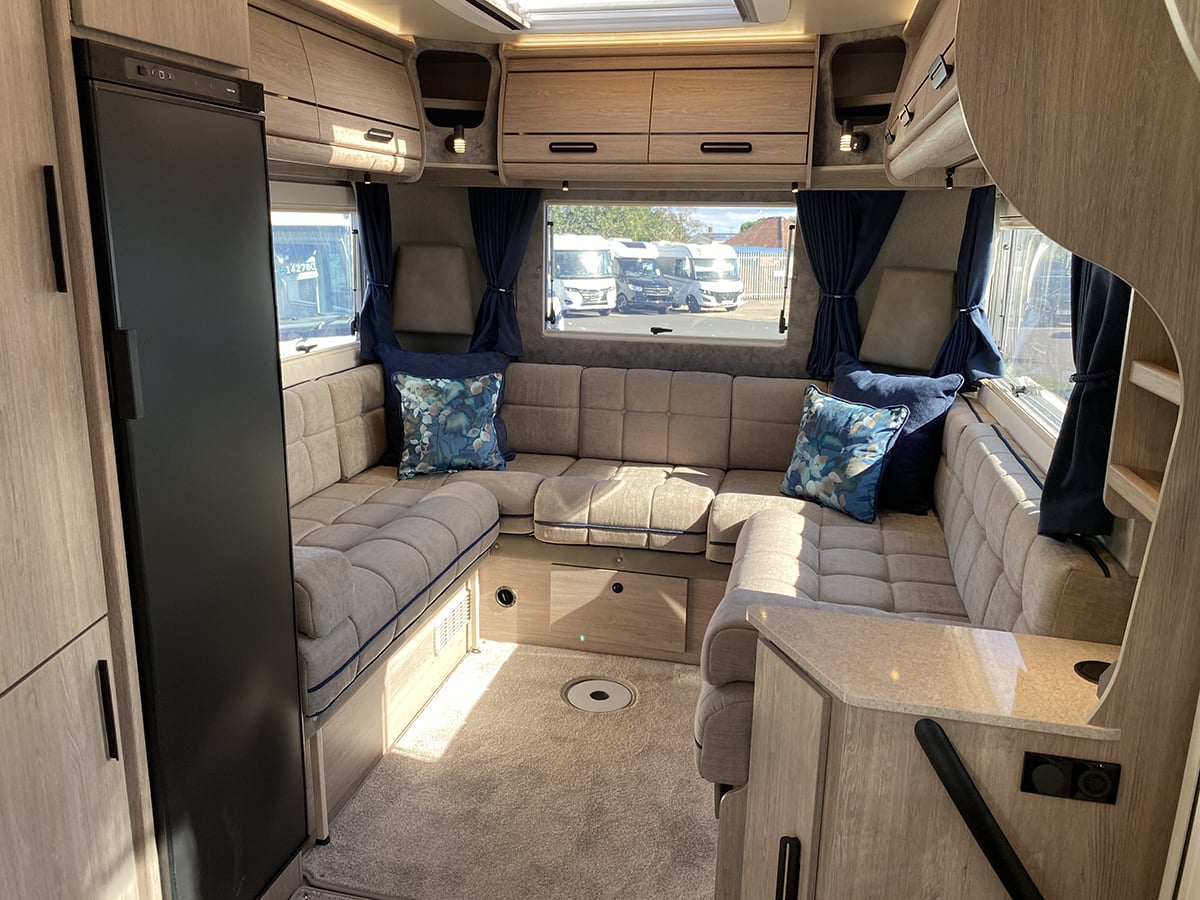 Auto-Sleepers Broadway EL 2027 for sale - Motorhomes & Caravans in Newark