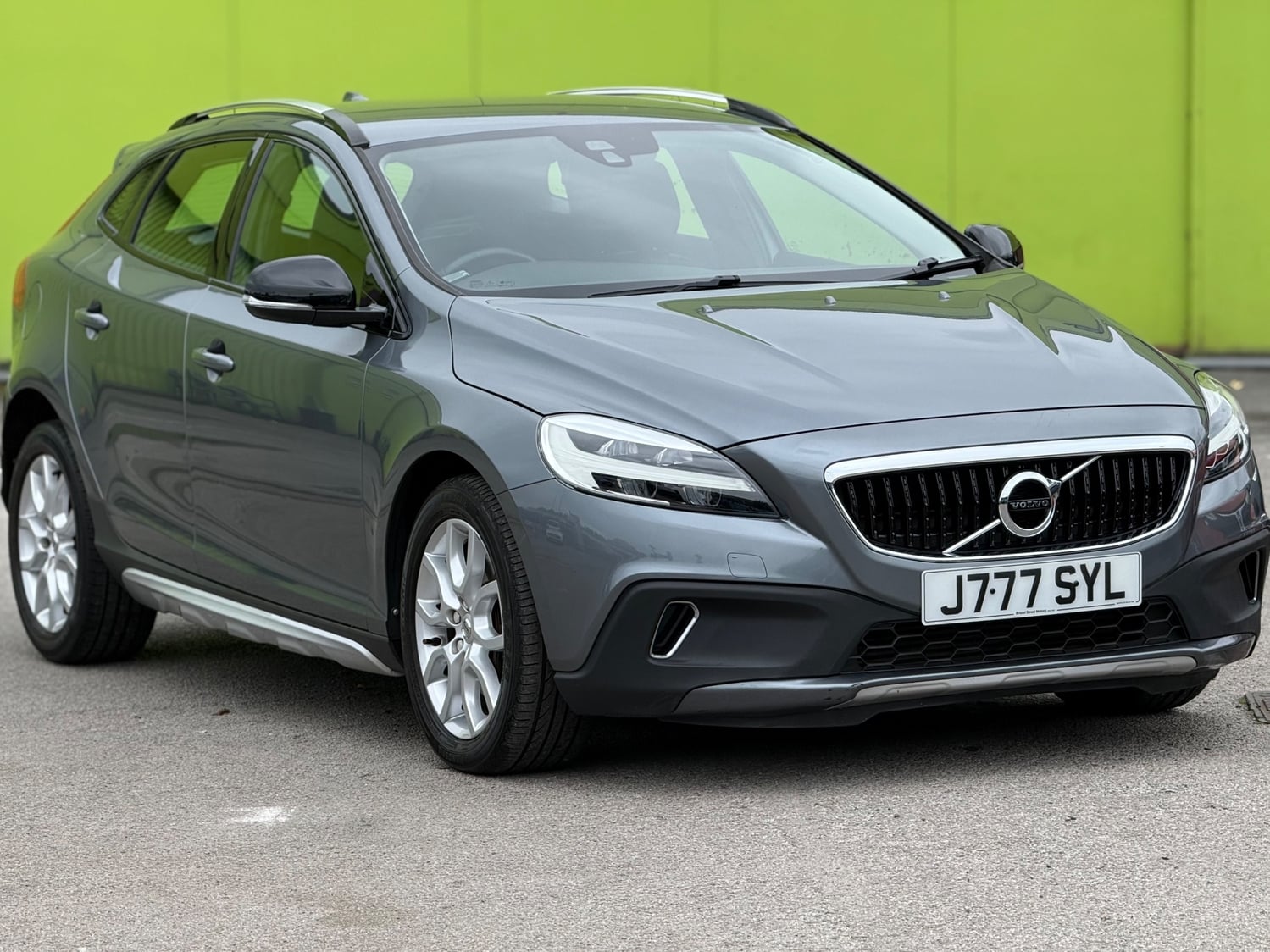 Volvo V40 Cross Country 2017 in Leeds