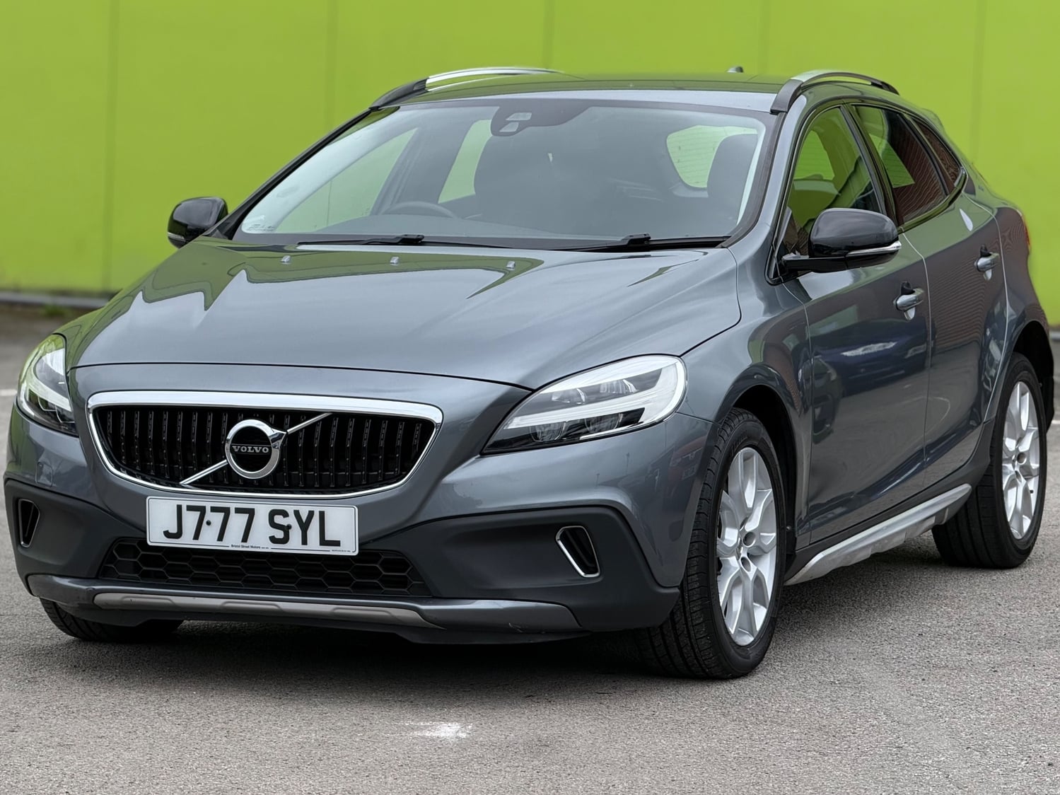 Volvo V40 Cross Country 2017 - Cars in Leeds