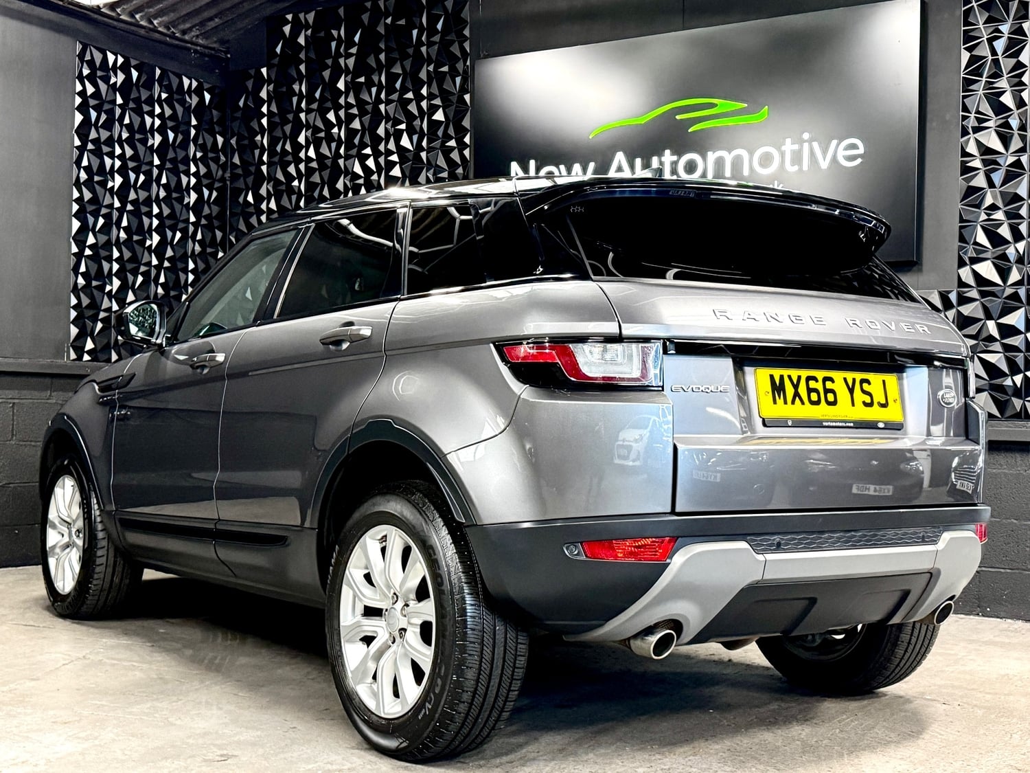 [ berth ]Land Rover Range Rover Evoque