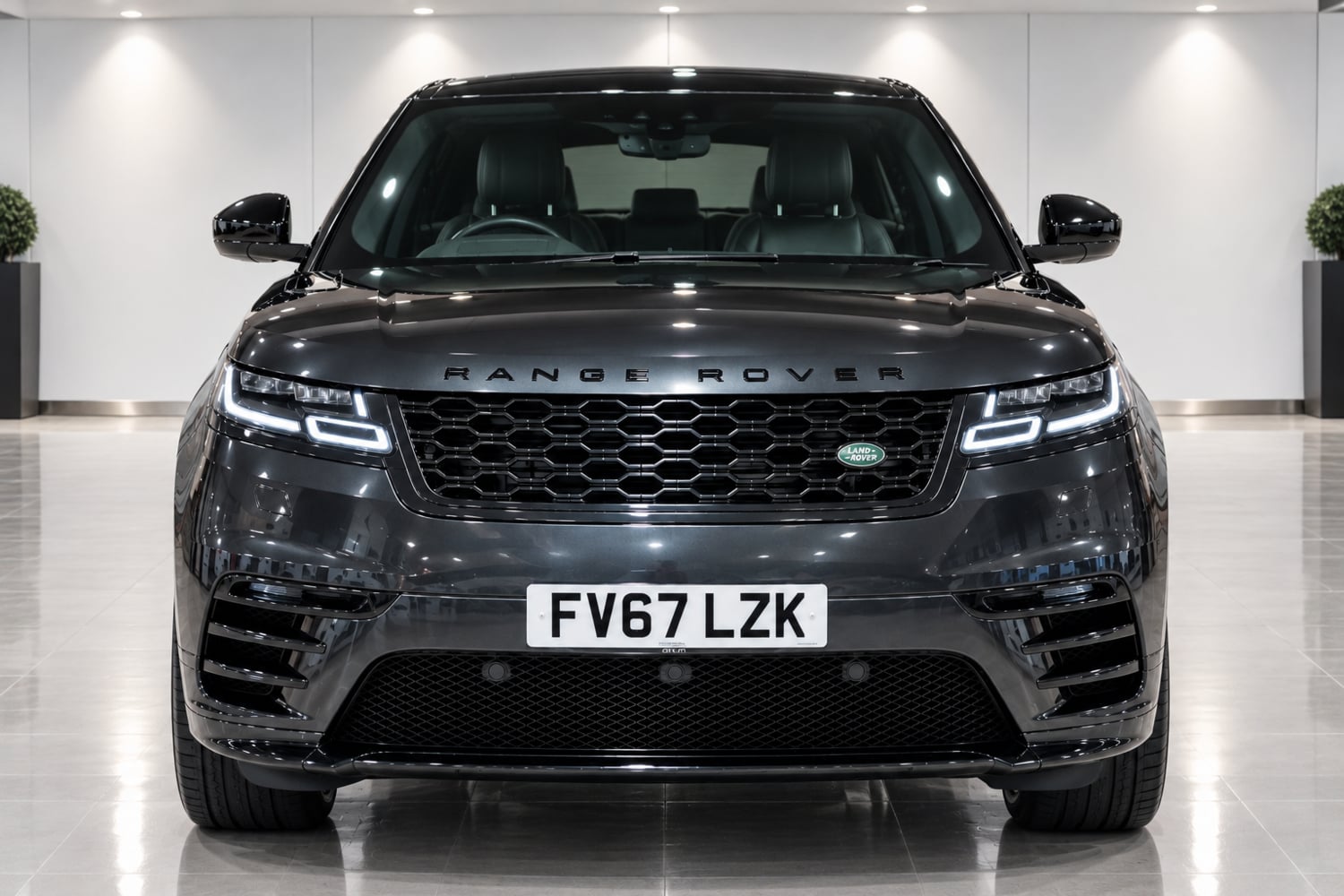 [ berth ]Land Rover Range Rover Velar