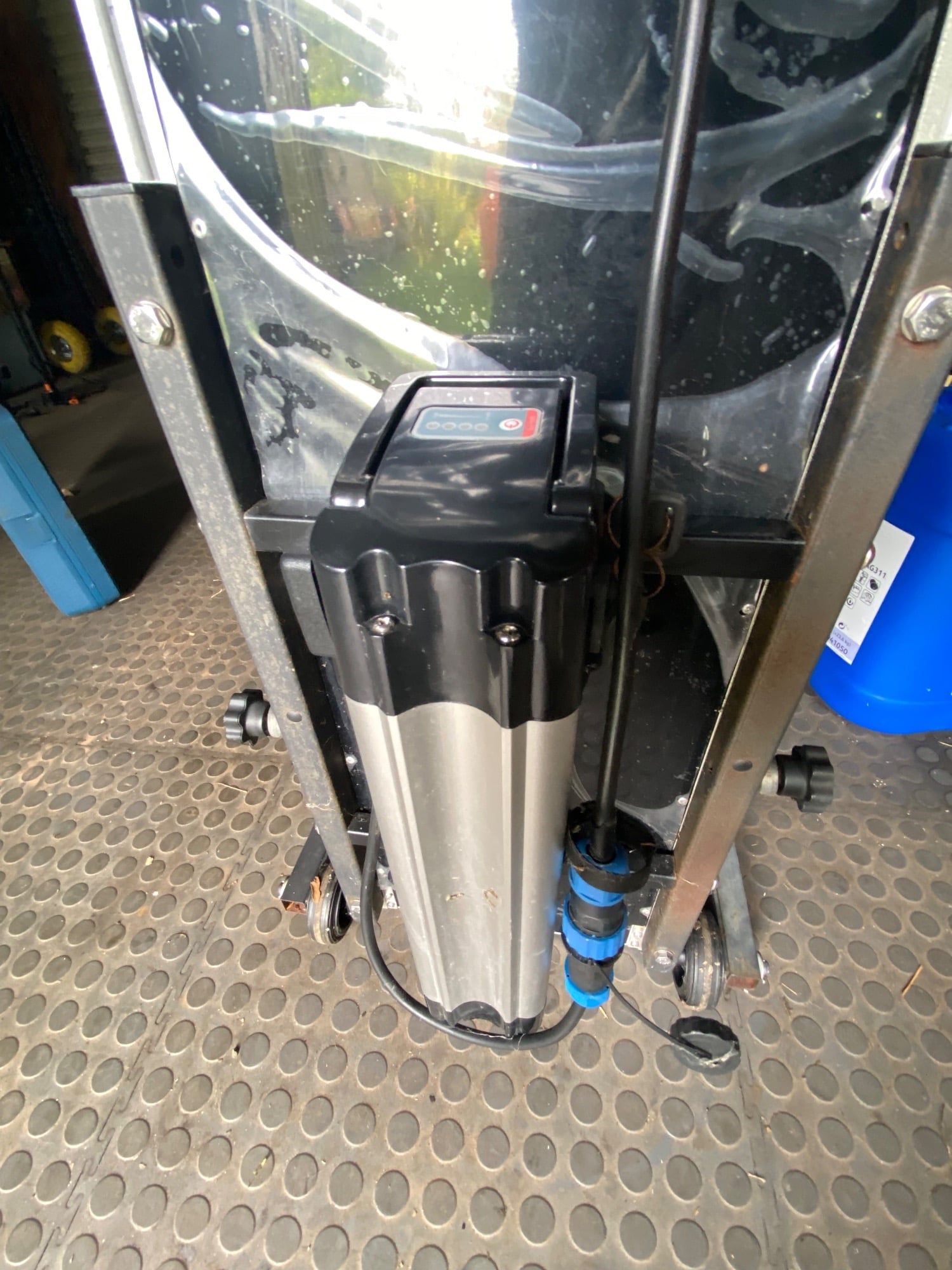 Motor step stand on lift MS600. 5 years old. Excellent condition -  in Swansea