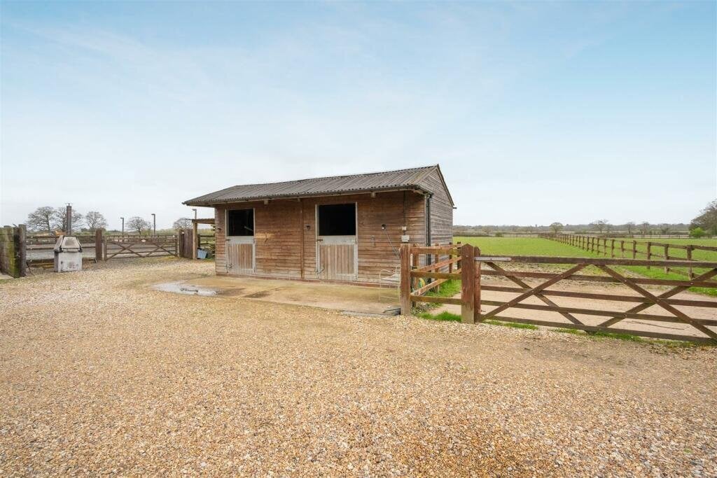Country Property Property for sale in Binfield -  in Binfield