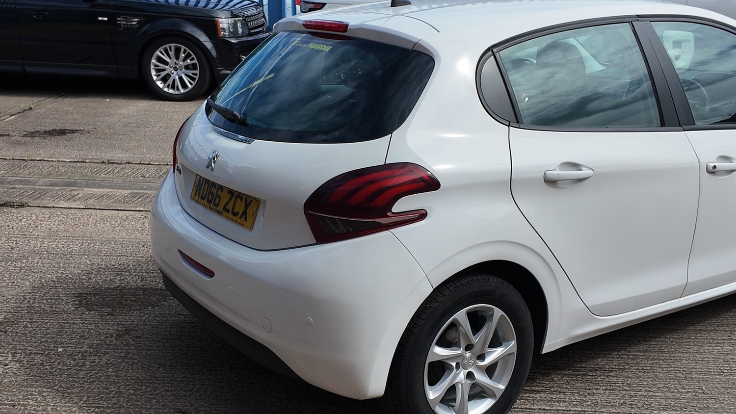 Peugeot 208 2017 - Cars in Leicester