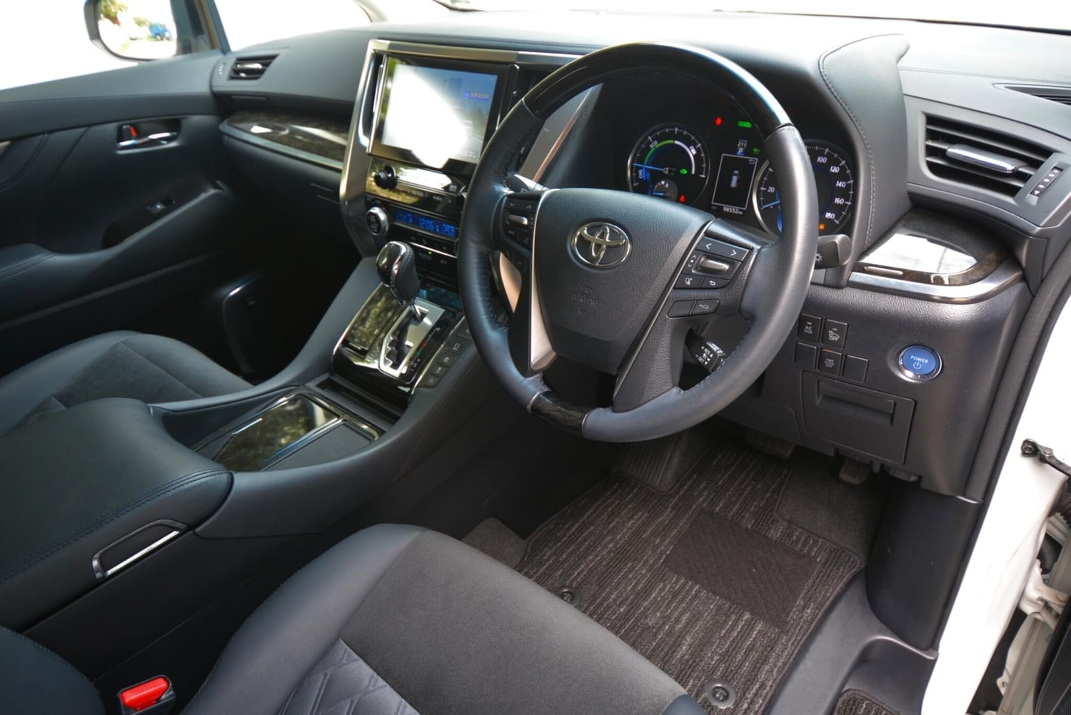 Toyota Vellfire 2015 - Cars in Chingford