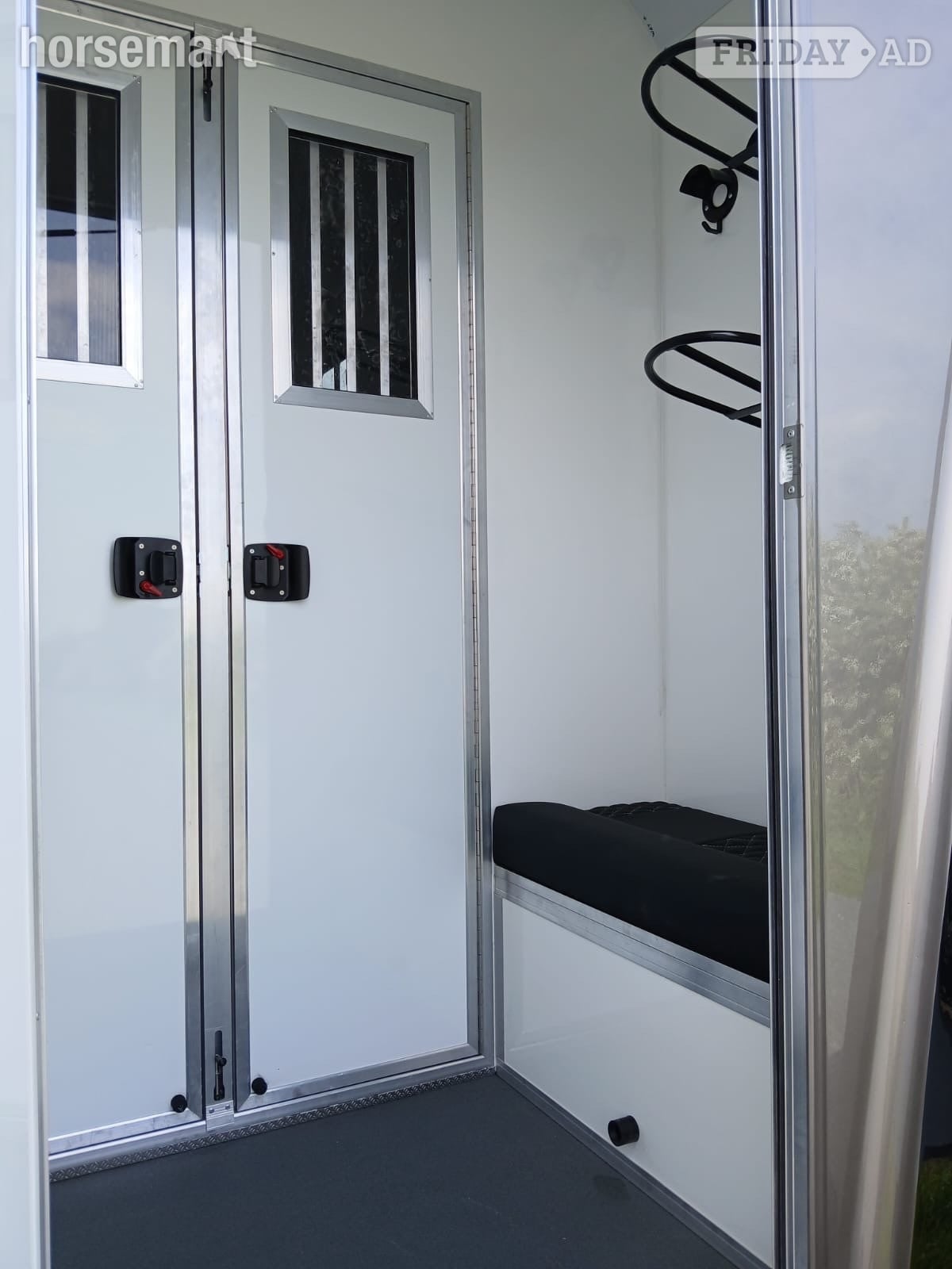 Foxy Stallion Vauxhall Horsebox - Trailers & Horseboxes in Warninglid