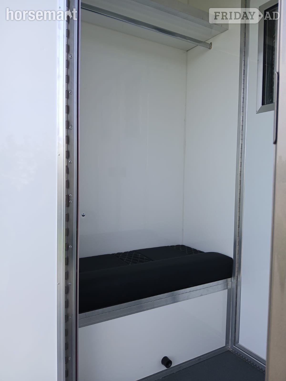 Foxy Stallion Vauxhall Horsebox - Trailers & Horseboxes