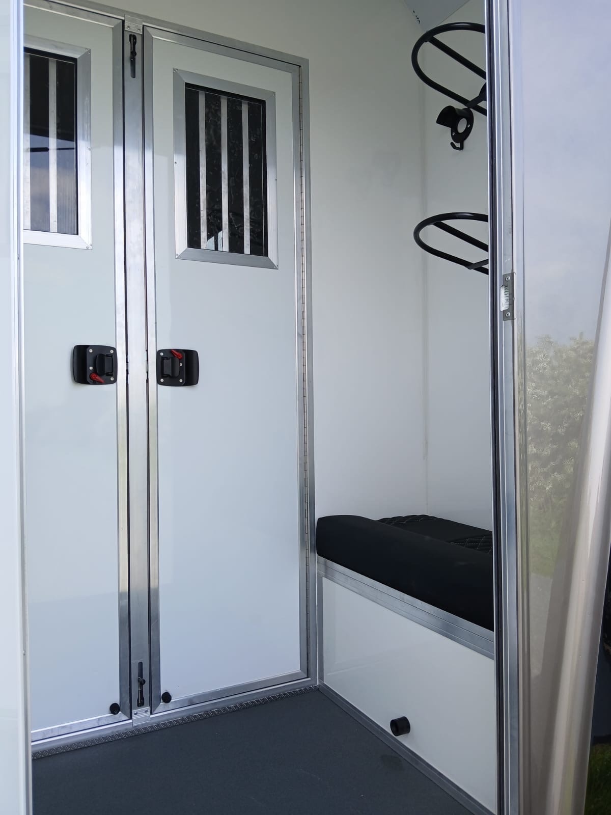 Foxy Stallion Vauxhall Horsebox - Trailers & Horseboxes in Warninglid
